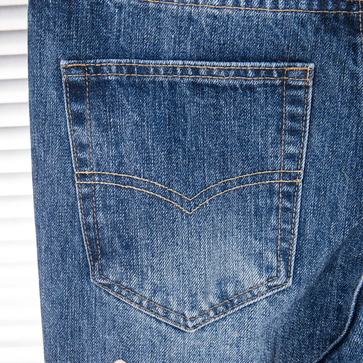 P240 Chrome Hearts 2025 New Bamboo Pink Cross Patch Leather Couple Washed Jeans This season’s hot item is sought after by countless celebrities and fashionistas. The neat details of the cutting process add color to the playful fashion! The neat and meticulous design, and the well-fitting structure is unique. The upper body not only has outstanding recognition, but also looks younger and younger. A style with the ultimate wearing meaning and performance, gorgeous color matching, and the craftsmanship of this style is also extremely extraordinary. After the finished product is washed, it is disassembled and hand-made with sheepskin cross leather and then spliced ​​together to complete. The whole piece has too many craftsmanship to describe. It is decorated with patchwork cross flowers and high-waisted washed jeans! ! Absolutely high-end luxury product, a god-level single product, a super popular product, made by top heavy industry, a magic weapon that cannot be missed. Style number: 1869# Size: 28 30 32 34 36 Color: blue
